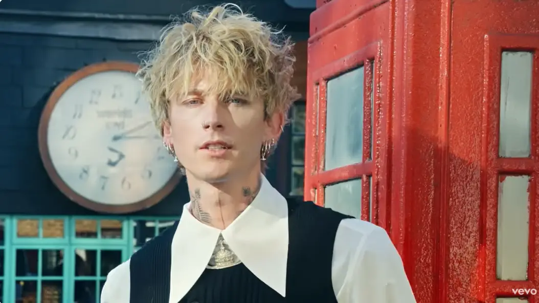 'mgk' ปล่อย lost americana อัลบั้มเต็มชุดที่ 7 พร้อมเอ็มวีเพลงใหม่ 'outlaw overture'ดนตรีอัลเทอร์เนทีฟป็อปร็อก