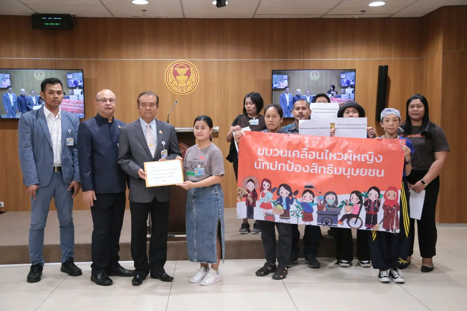 ‘ผู้หญิงนักปกป้องสิทธิ’บุกสภาฯ ร้องแก้ร่างกฎหมายคุ้มครองแรงงานขยายสิทธิลาครอบครัว