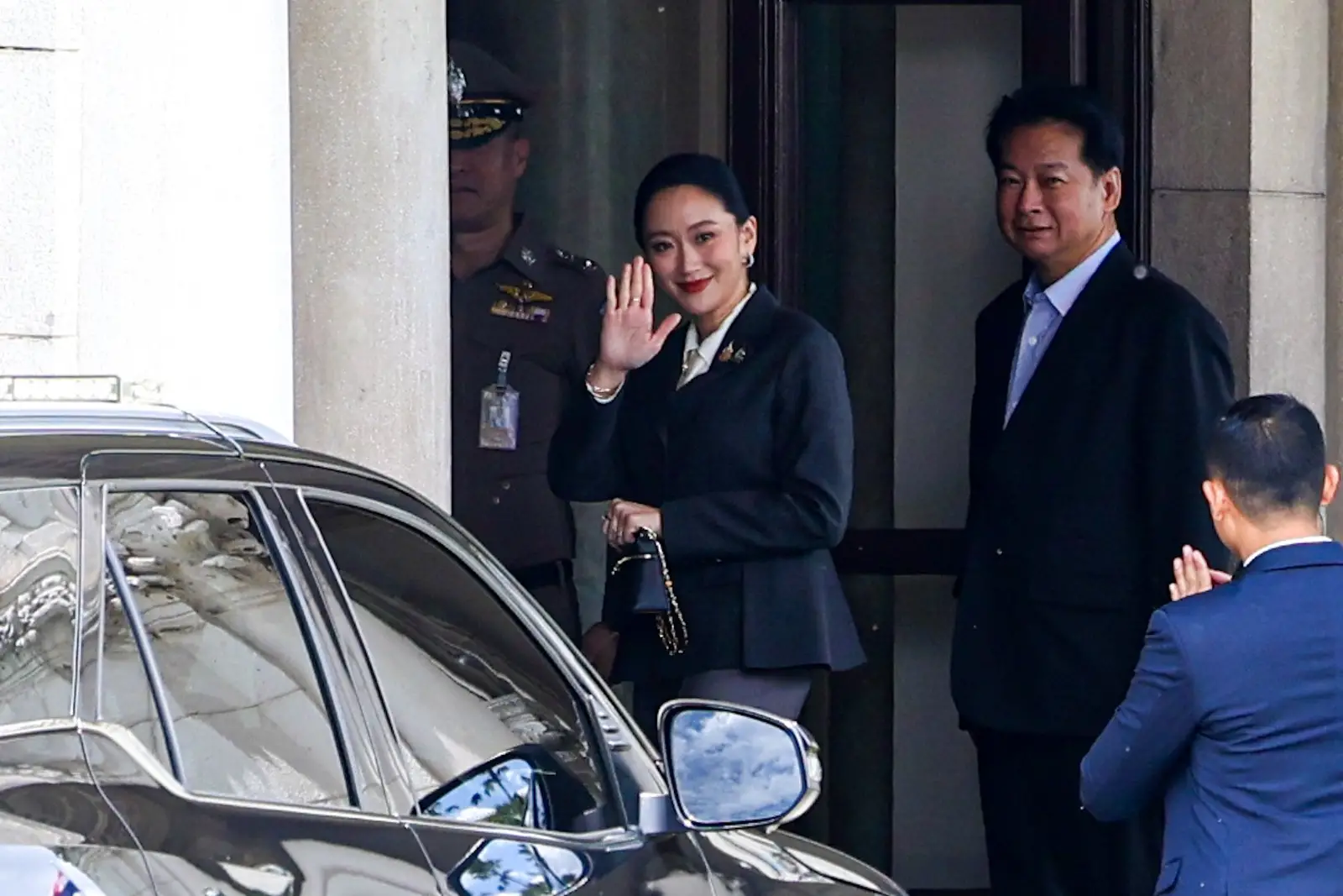 ‘อิ๊งค์’ ยิ้มเดินขึ้นตึกไทยฯ รอลุ้นฟังคำวินิจฉัยศาลรัฐธรรมนูญ