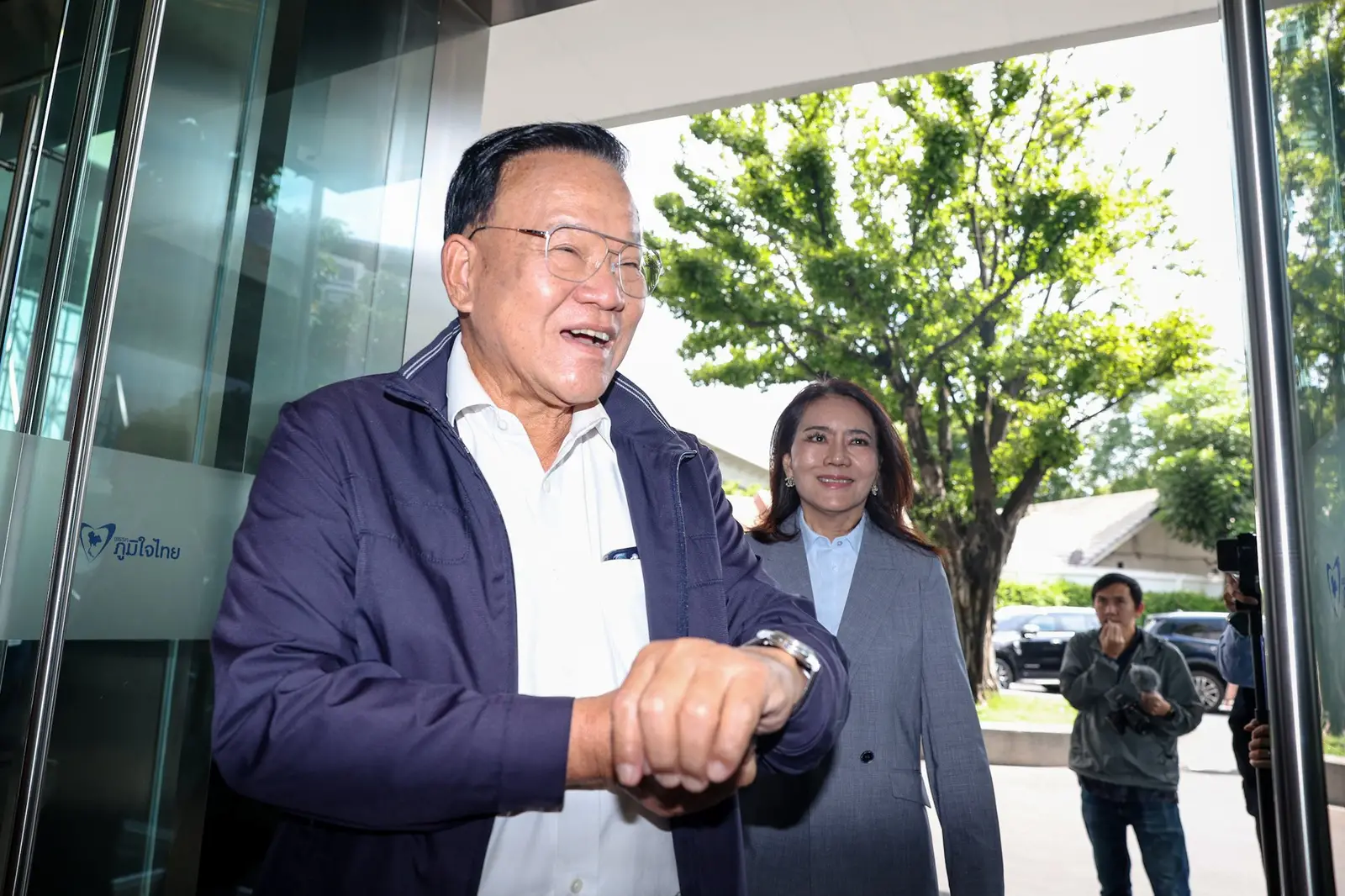 ‘สันติ’โผล่ร่วมวอร์รูม’ภูมิใจไทย’ปัดส่งนัยยะแสดงความยินดี ‘อนุทิน’