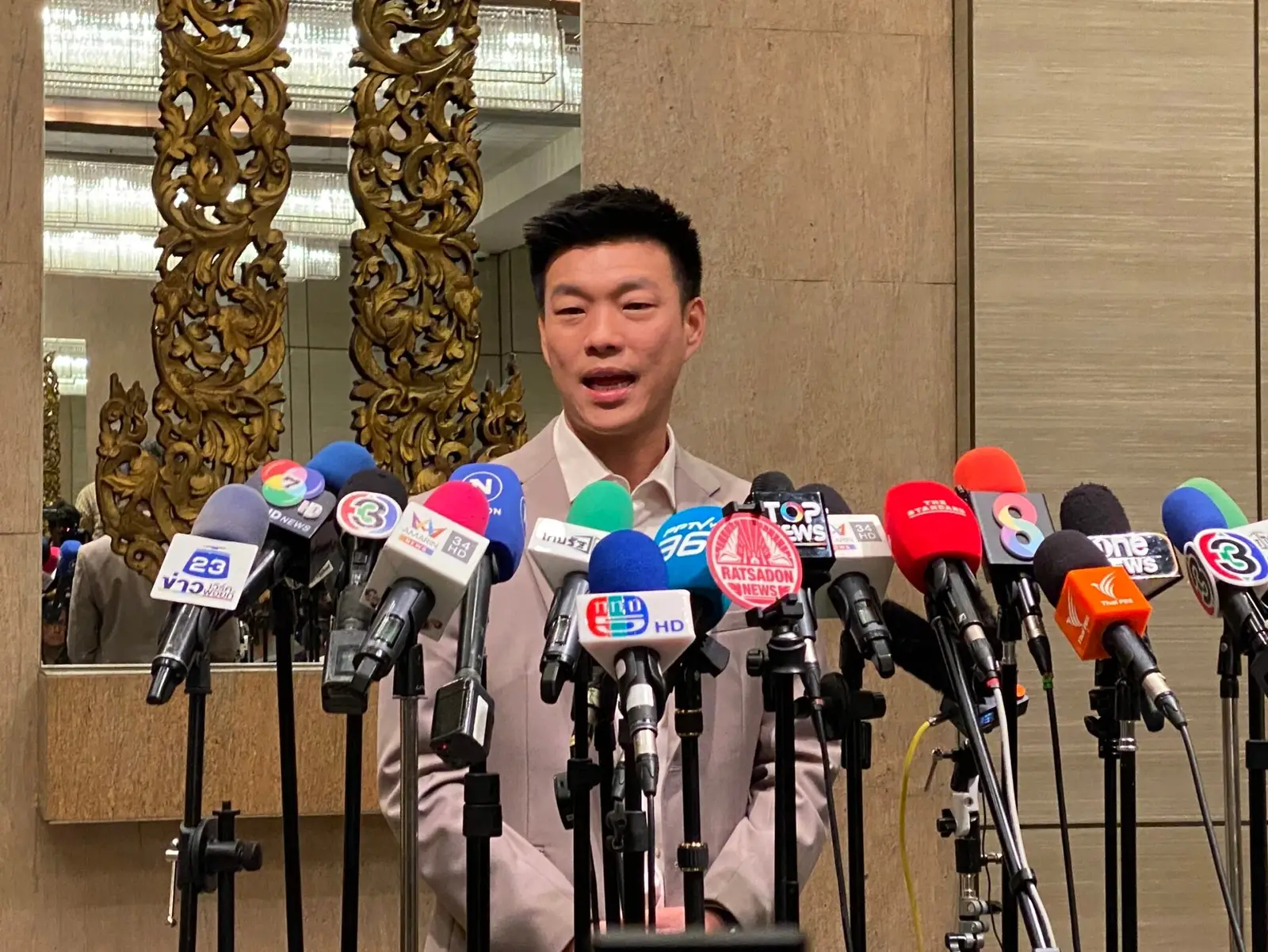 ‘ณัฐพงษ์’ ลั่น’พรรคประชาชน‘ยังไม่ประกาศจับมือกับใครรอที่ประชุมพรรคเคาะบ่าย 1 ก.ย.