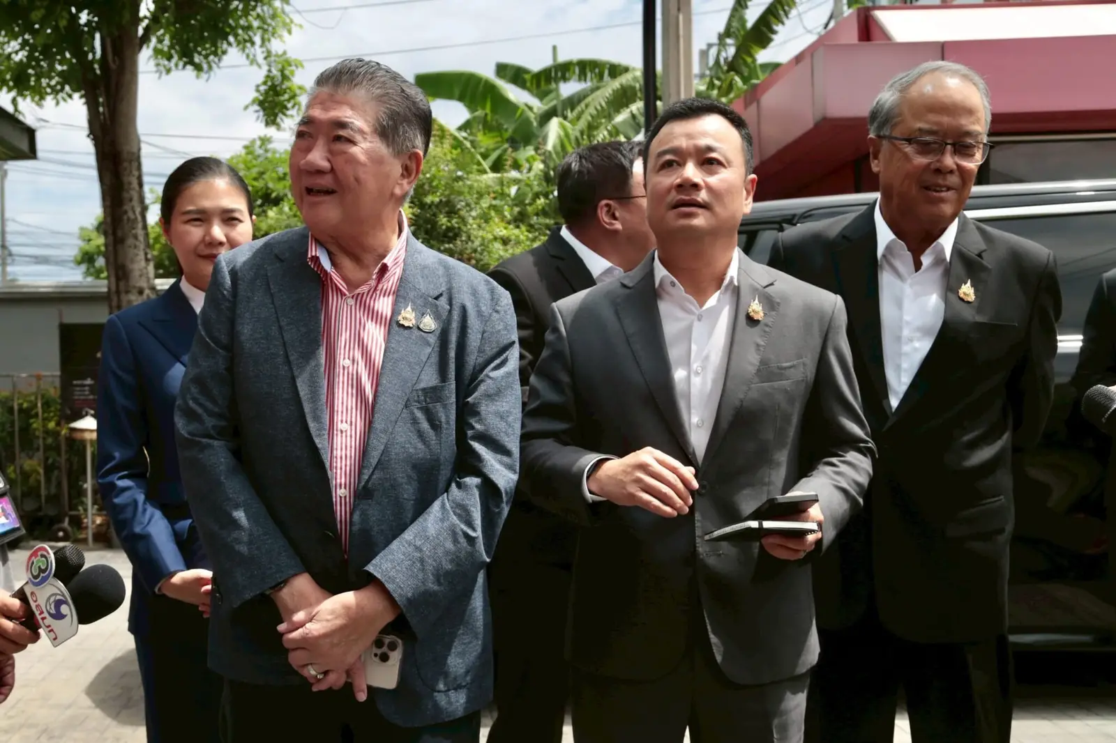 ‘ภูมิธรรม-ทวี-เดชอิศม์’ พร้อมแกนนำเพื่อไทย ถึง ปชน. เจอมวลชนส้มตะโกนไล่ ‘พรรคเพื่อเขมร’