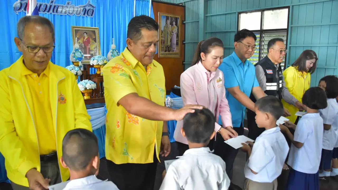 โรงเรียนเทศบาลวัดตองปุโบราณคณิสสร จัดกิจกรรมวันแม่ มอบทุนการศึกษาเด็กเรียนดี