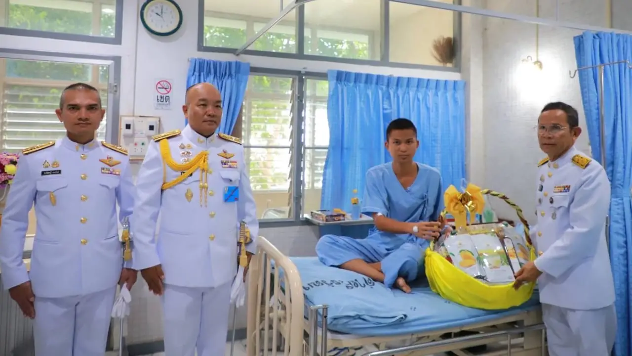 รองผู้ว่าฯ สุรินทร์ เชิญดอกไม้และตะกร้าสิ่งของพระราชทาน เยี่ยมให้กำลังใจกำลังพลที่บาดเจ็บจากเหตุการณ์ชายแดนไทย-กัมพูชา