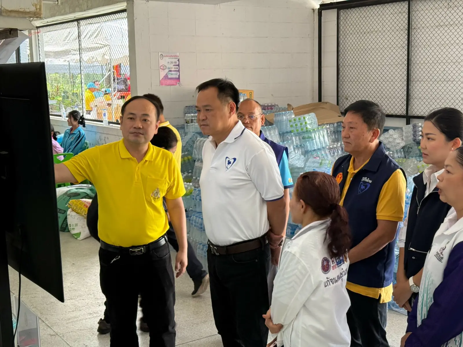 อนุทิน ลงพื้นที่สุรินทร์ เยี่ยมศูนย์พักพิง ชื่นชมความเข้มแข็งของประชาชน