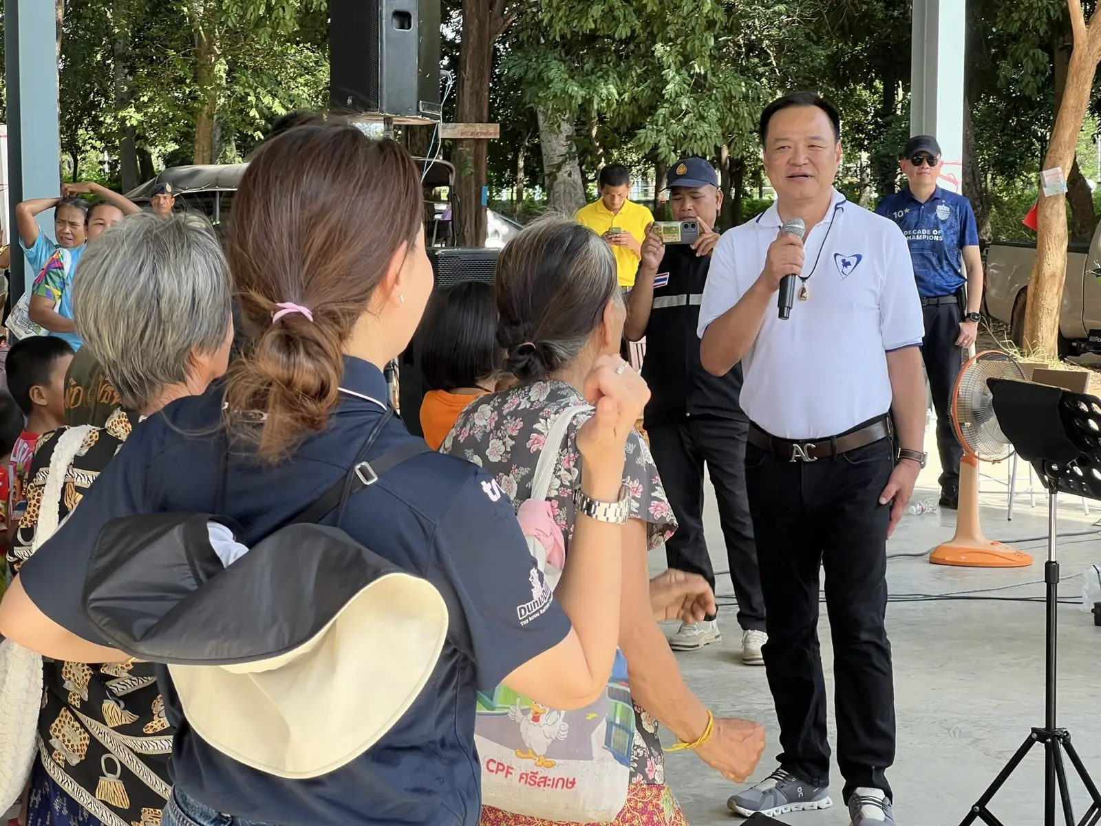 ‘อนุทิน’ เยี่ยมศูนย์อพยพสุรินทร์ นำเด็กร้องเพลง ‘คนดี ไม่มีวันตาย’ ขอบคุณทหารกล้า