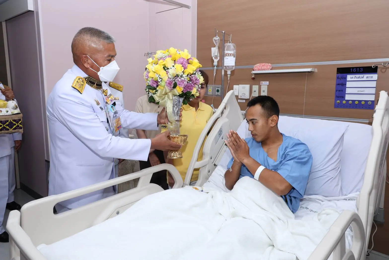 ‘ในหลวง-พระราชินี’ ทรงห่วงใยทหารและประชาชนที่บาดเจ็บจากเหตุกระทบกระทั่งชายแดนไทย-กัมพูชา