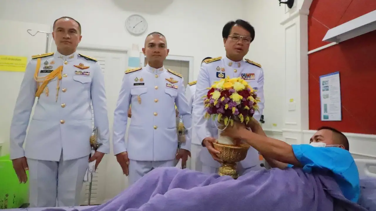 ผู้ว่าฯ สุรินทร์ เชิญดอกไม้และตะกร้าสิ่งของพระราชทาน เยี่ยมให้กำลังใจกำลังพลที่บาดเจ็บจากเหตุการณ์ชายแดนไทย-กัมพูชา