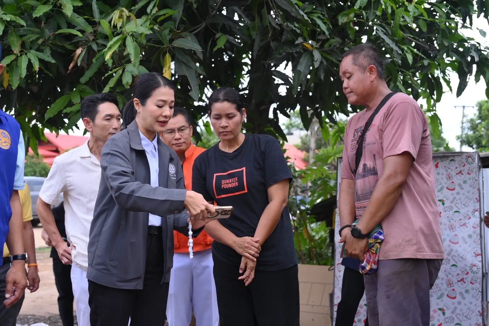 ‘ธีรรัตน์’ ลงพื้นที่ดูคืบหน้าสร้างบ้านประชาชนพื้นที่ อ.น้ำยืน หลังรับผลกระทบปะทะชายแดนไทย-กัมพูชา