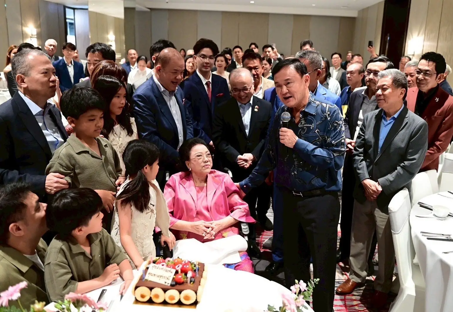 ‘ทักษิณ’ ร่วมงานวันเกิดแม่ ‘พิชัย นริพทะพันธุ์’