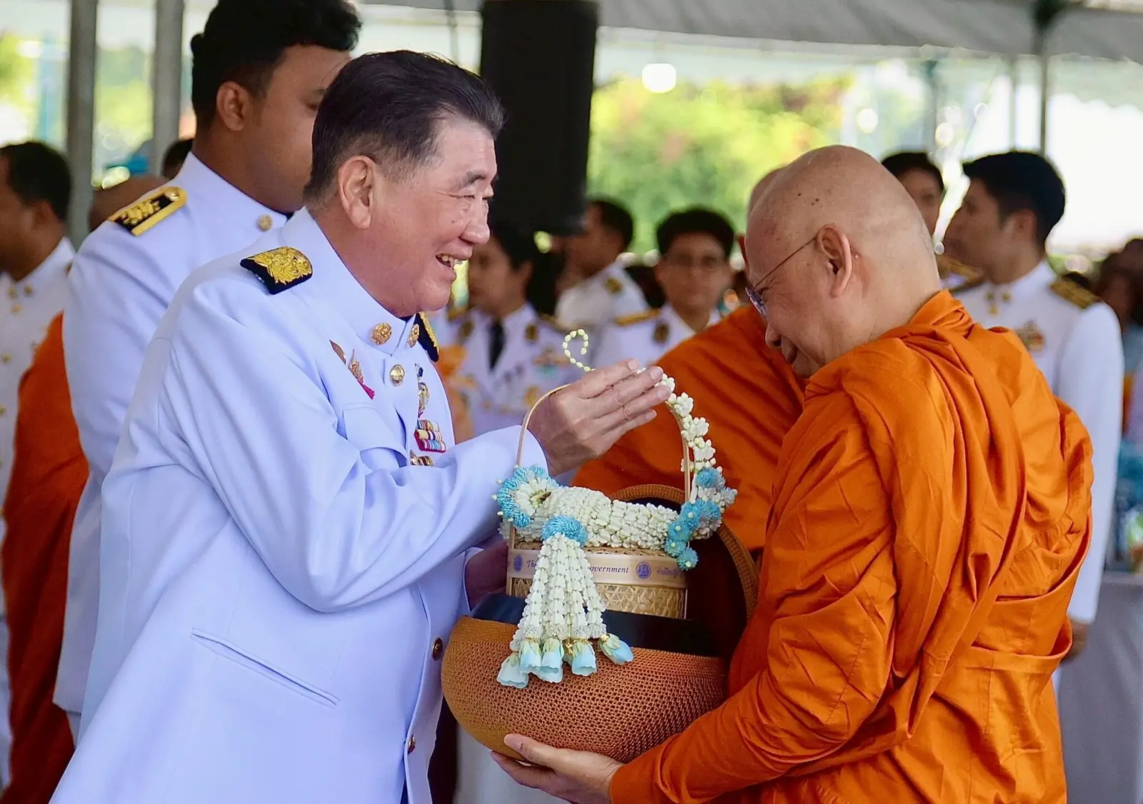 ‘ภูมิธรรม’นำครม.ทำบุญตักบาตรถวายพระราชกุศล เนื่องในวันแม่แห่งชาติ 2568