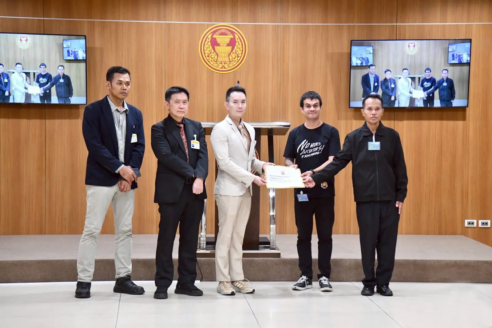 ’กลุ่ม Bright Future‘ ยื่นหนังสือถึง ‘กมธ.พัฒนาการเมืองฯวุฒิสภา’ให้ใช้บัตรชมพูเพียงใบเดียวรับรองแรงงานเมียนมาในไทย