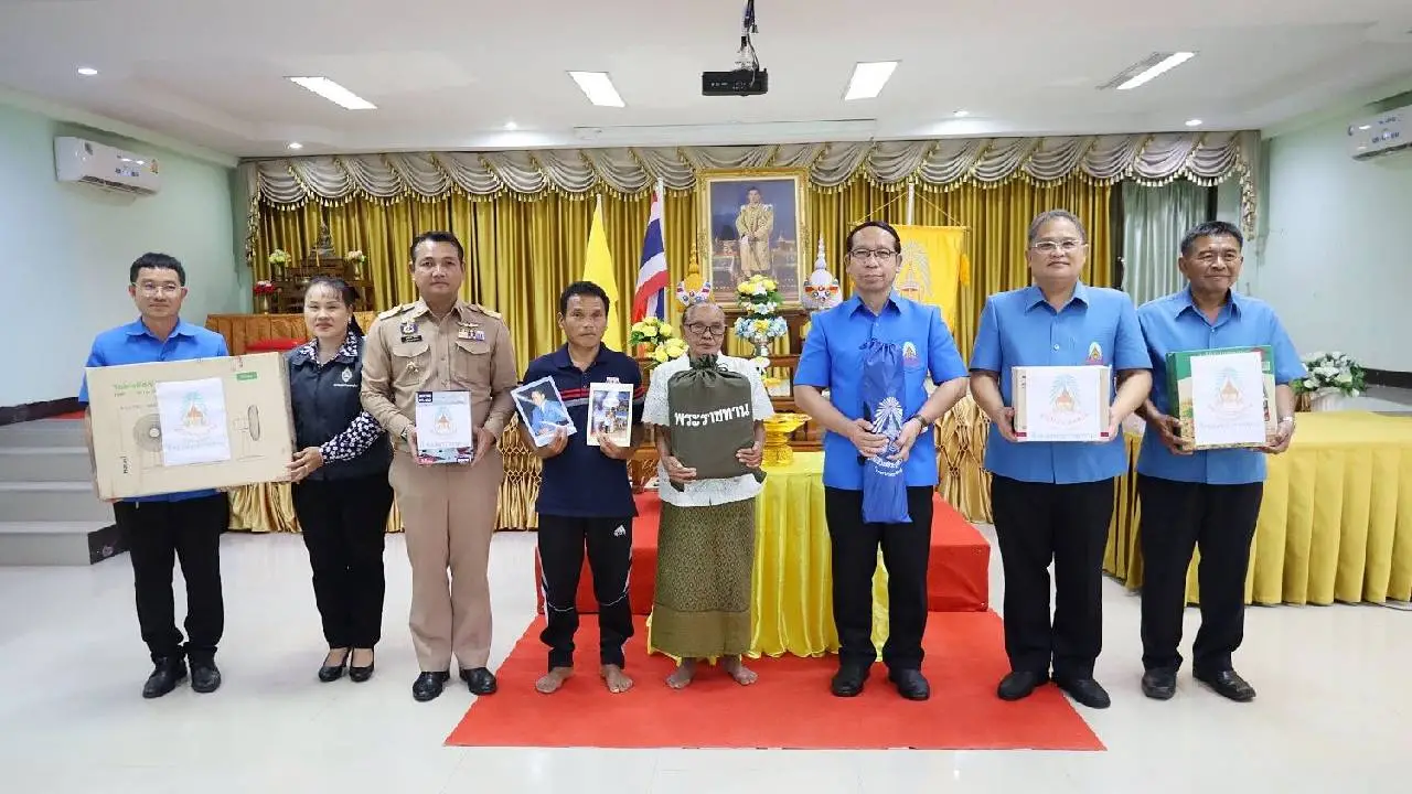 มูลนิธิราชประชานุเคราะห์ฯ เชิญสิ่งของพระราชทานไปมอบให้แก่ครอบครัวผู้ประสบอัคคีภัยในพื้นที่สกลนคร