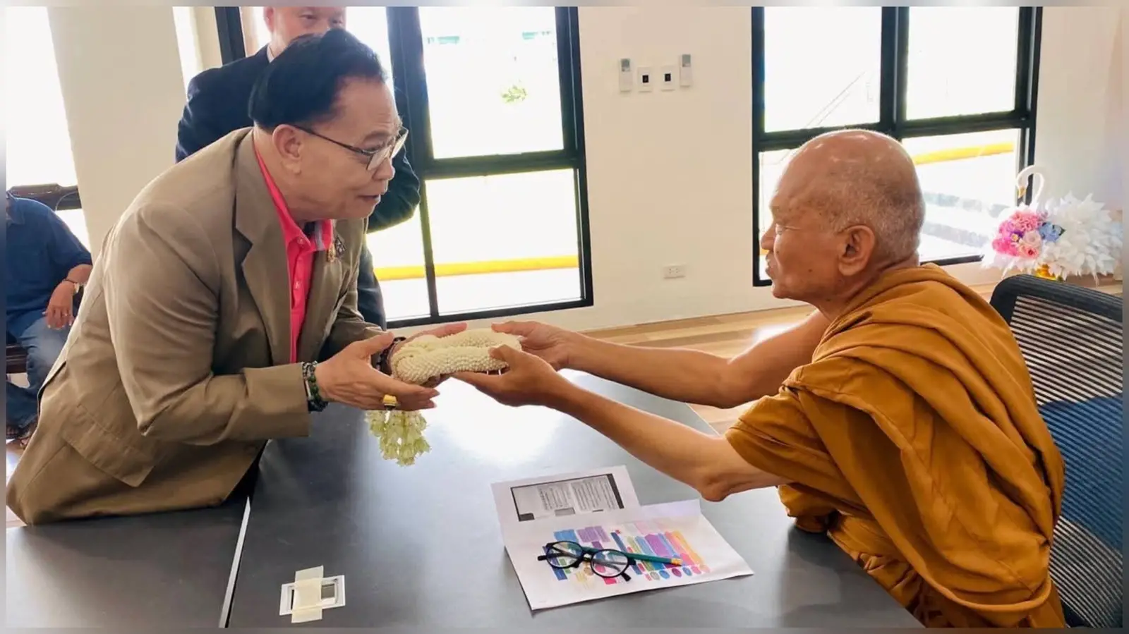 ‘ดร.มหานิยม’​ โพสต์ภาพยืนยัน ‘หลวงพ่ออลงกต’​ ยังอยู่วัด