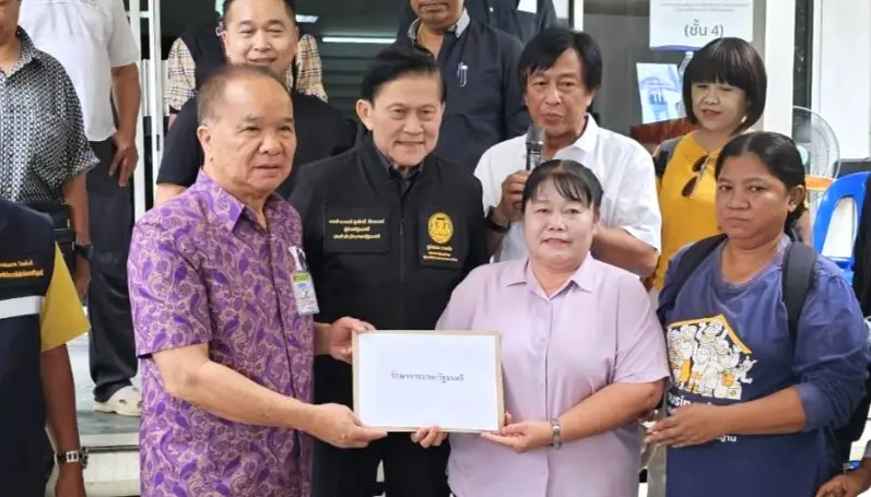 ภาคประชาชนบุกร้อง ‘ภูมิธรรม’ ขอความเป็นธรรมให้ ‘หมอสุภัทร’