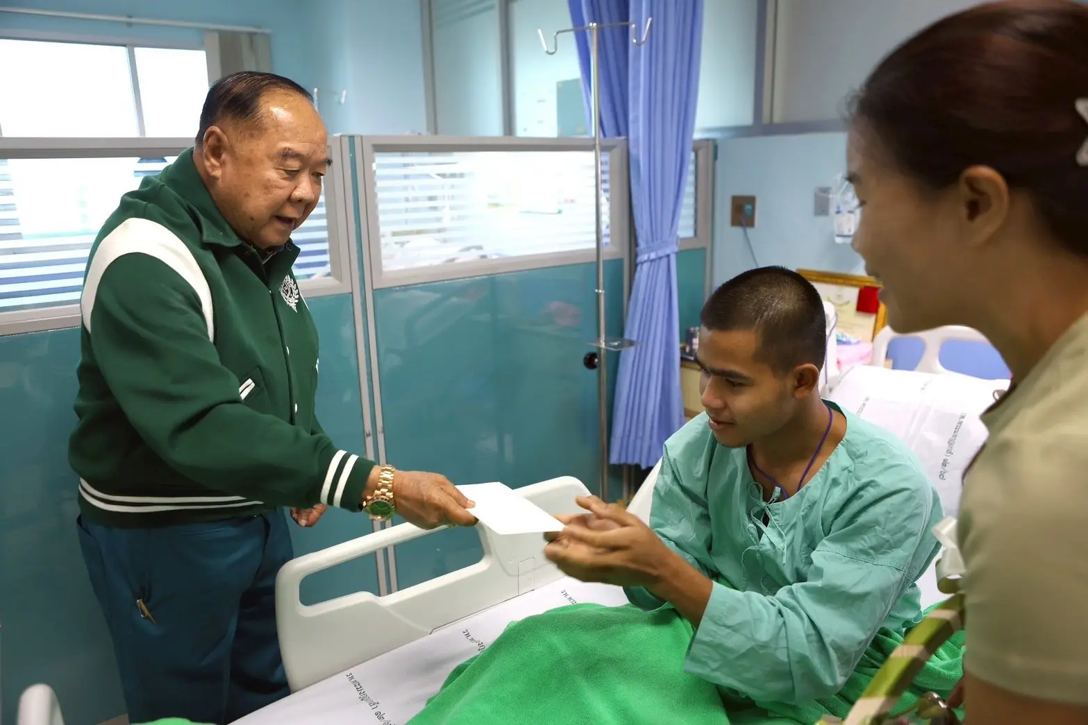 ‘พล.อ.ประวิตร’ห่วงใย รุดให้กำลังใจ ‘ทหาร’บาดเจ็บจากการสู้รบไทย – กัมพูชา
