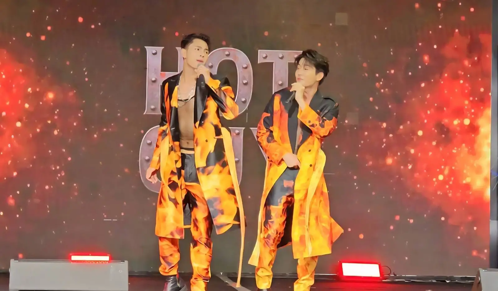'เล้ง-แสตมป์' จาก 'ลอยแก้ว' เปิดตัวซิงเกิลใหม่ 'Hot Guy' บนเวที Idol Exchange อย่างร้อนแรง