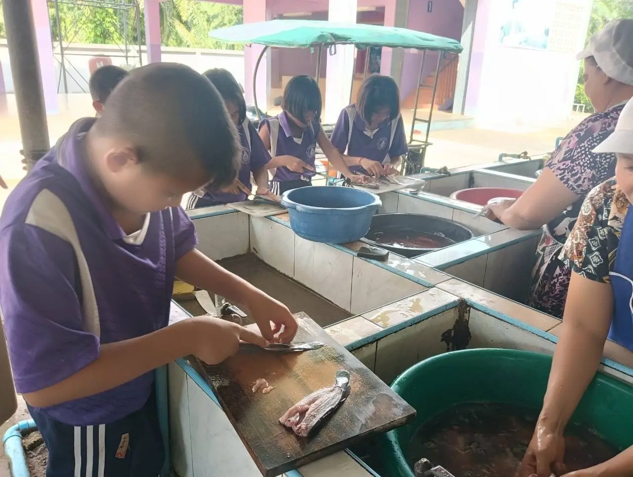 รร.บ้านคลองใหญ่ สอนทำปลาดุกร้า-ปลาแดดเดียว ปั้นทักษะชีวิต เสริมรายได้นักเรียน