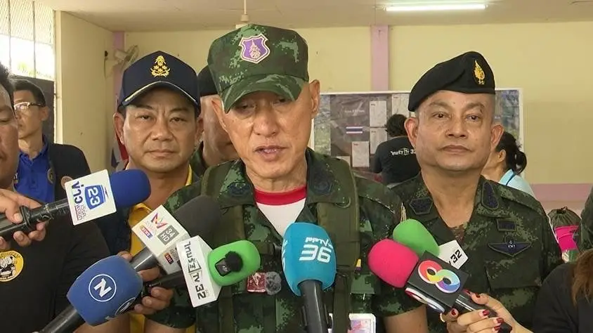 ‘แม่ทัพภาคที่ 1’ ควง ‘ผู้ว่าฯสระแก้ว’ ลงพื้นที่บ้านหนองจาน จ.สระแก้ว วอนประชาชนอย่าเดินตามเกมกัมพูชา