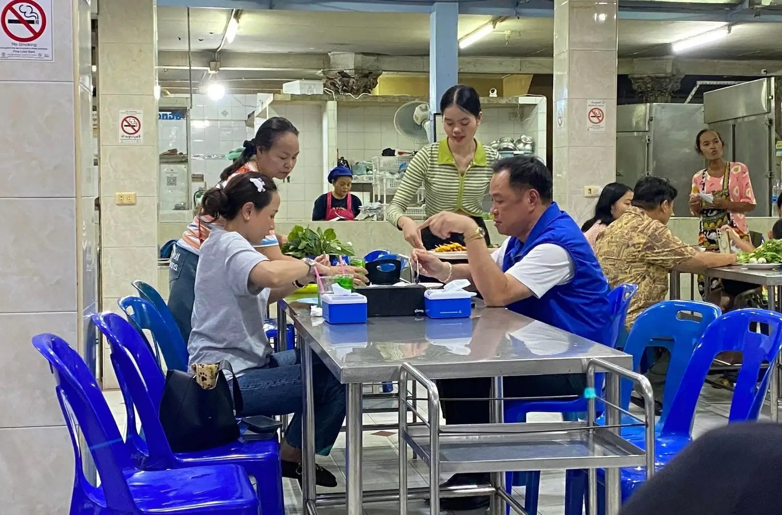 สบายๆ ‘อนุทิน’พา ‘ภรรยา’ หม่ำอาหารอีสานร้านโปรด ก่อนโหวต ‘นายกฯ’ คนที่ 32
