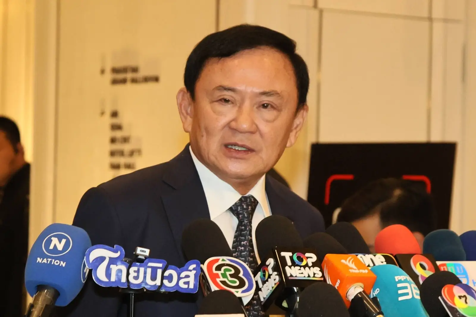 ‘ทักษิณ’ บอกถึงดูไบแล้ว แจง ตม.ไทยถ่วงเวลาทำลงสิงคโปร์ไม่ทัน ลั่น กลับไทยไม่เกิน 8 ก.ย.