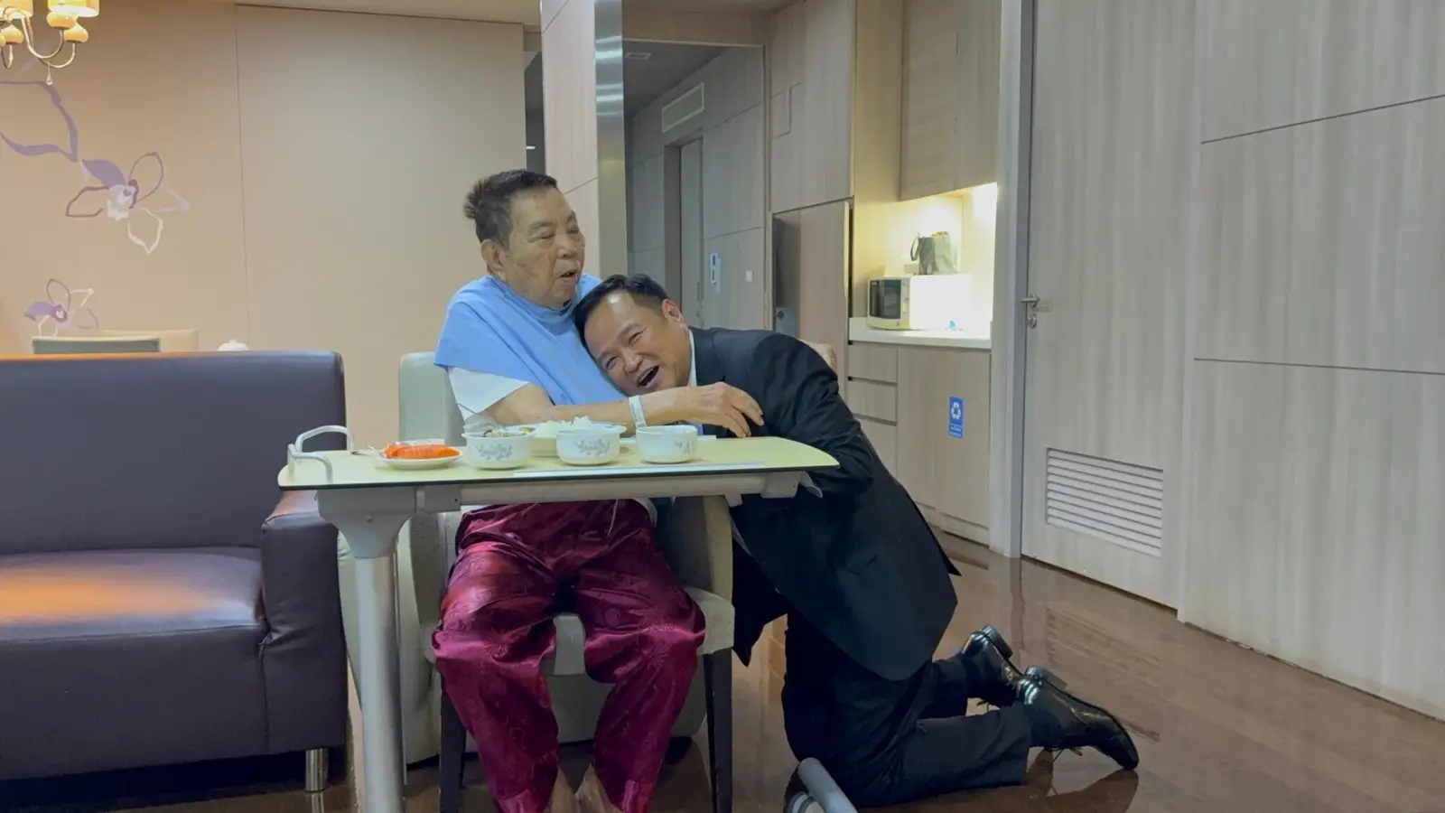 เปิดภาพ‘อนุทิน’ก้มกราบพ่อ หลังได้รับโหวตนั่งนายกรัฐมนตรี