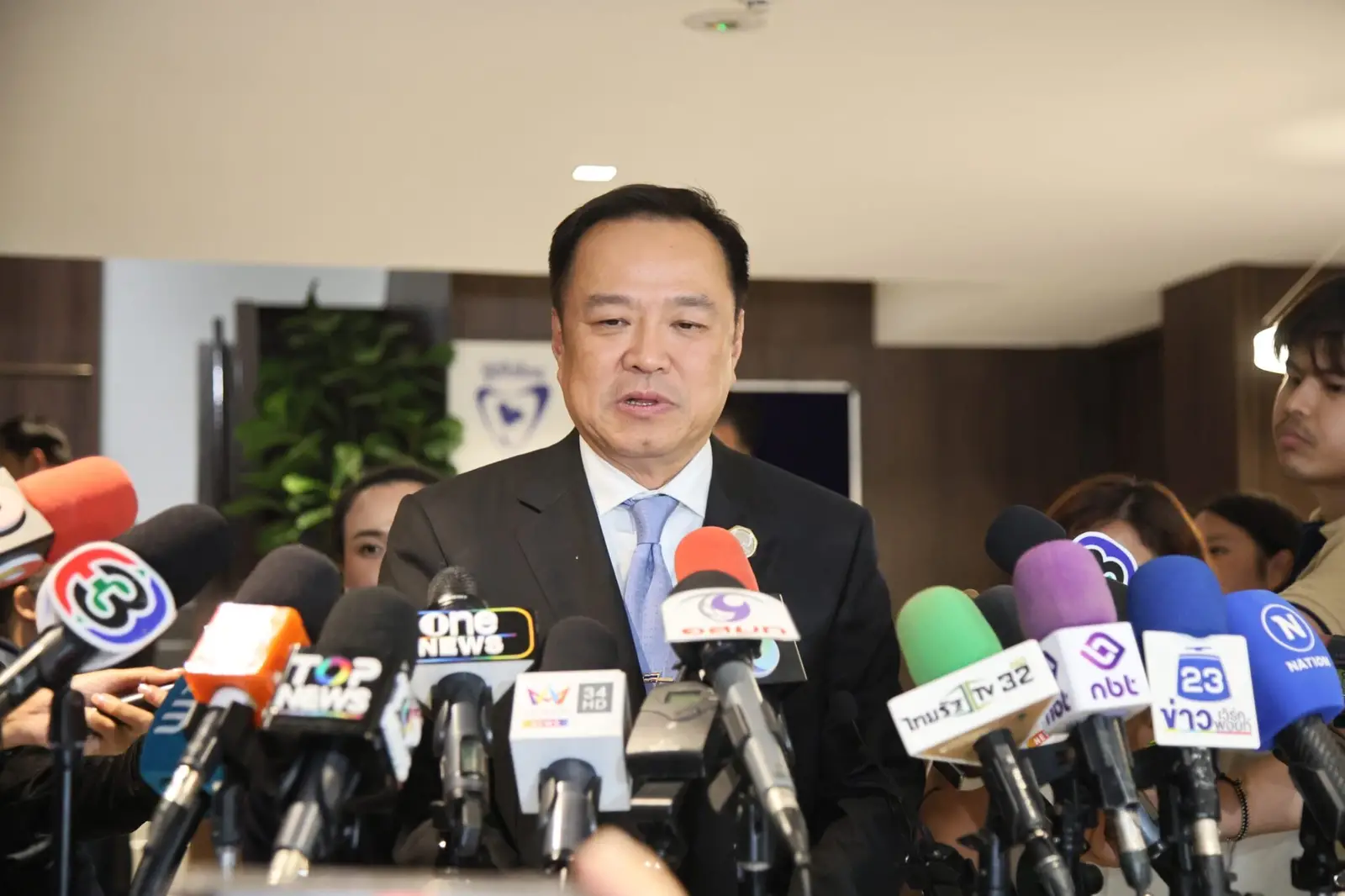 ‘อนุทิน’ ชี้ ‘ทักษิณ’ออกนอกประเทศ บังคับใช้กฎหมายไม่มีช่วยใคร