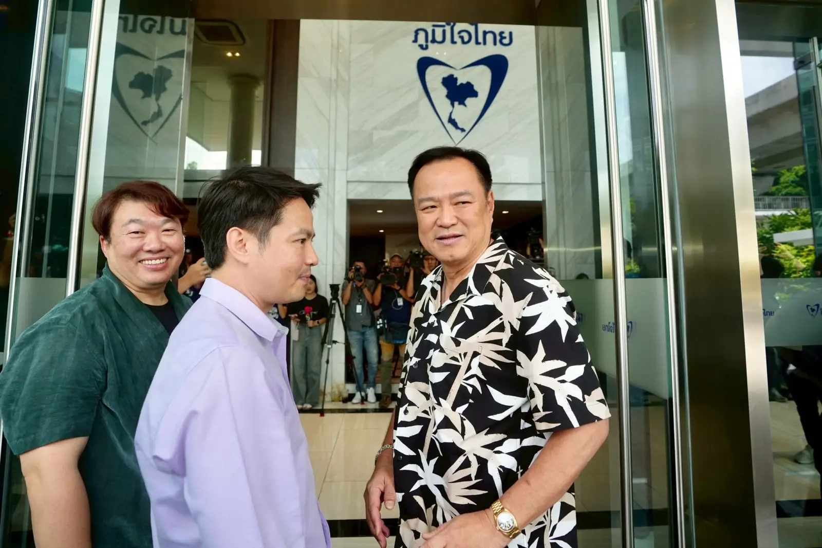 ‘เสี่ยหนู’ อารมณ์ดีเข้าพรรคภท.’เจ้าสัวซีพี’ หอบกระถางกล้วยไม้ยินดี