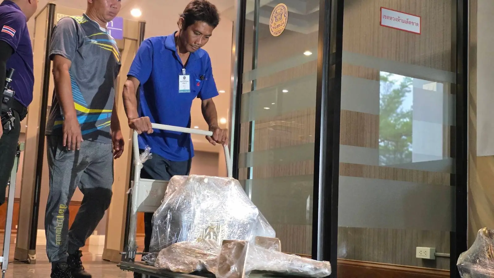 ‘สุริยะ-ณณัฏฐ์‘ ส่งรถตู้ทึบ​ขนของออกห้องทำงานส่วนตัว​ ’ตึกบัญชาการ​ 1 ทำเนียบรัฐบาล‘​
