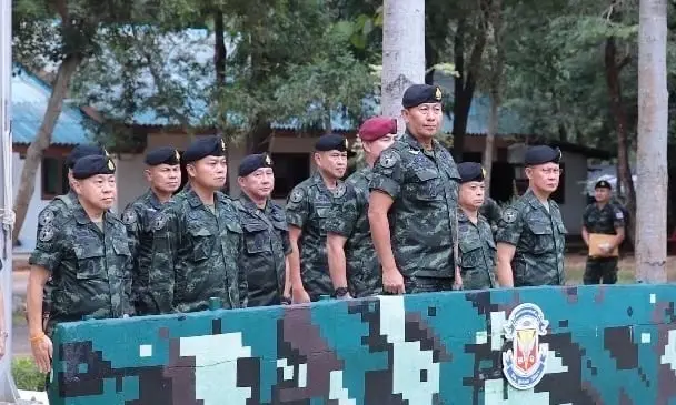 ผบ.ทบ. ลงพื้นที่พบผู้บังคับหน่วยระดับกองพันกองกำลังสุรนารี ติดตามสถานการณ์ชายแดนภาคอีสาน