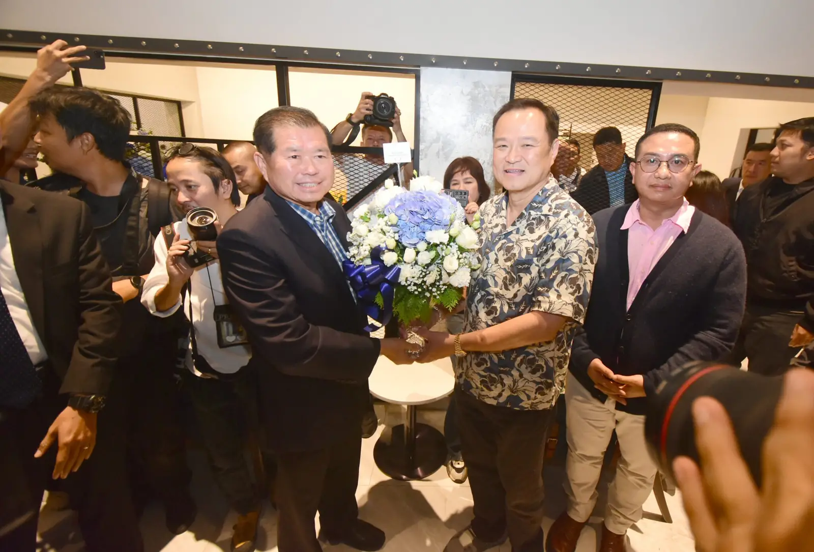 ‘ภูมิใจไทย’คึกคัก‘นิพนธ์-ธรรมนัส‘เข้าพรรคร่วมอวยพรวันเกิด‘อนุทิน’