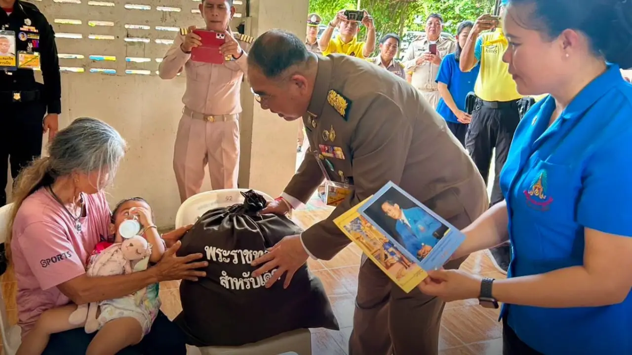 ในหลวง โปรดเกล้า ฯให้ ที่ปรึกษากิตติมศักดิ์มูลนิธิราชประชานุเคราะห์ เชิญถุงพระราชทาน ไปมอบแก่ราษฎรผู้ประสบอุทกภัยในพื้นที่จ.พิษณุโลก