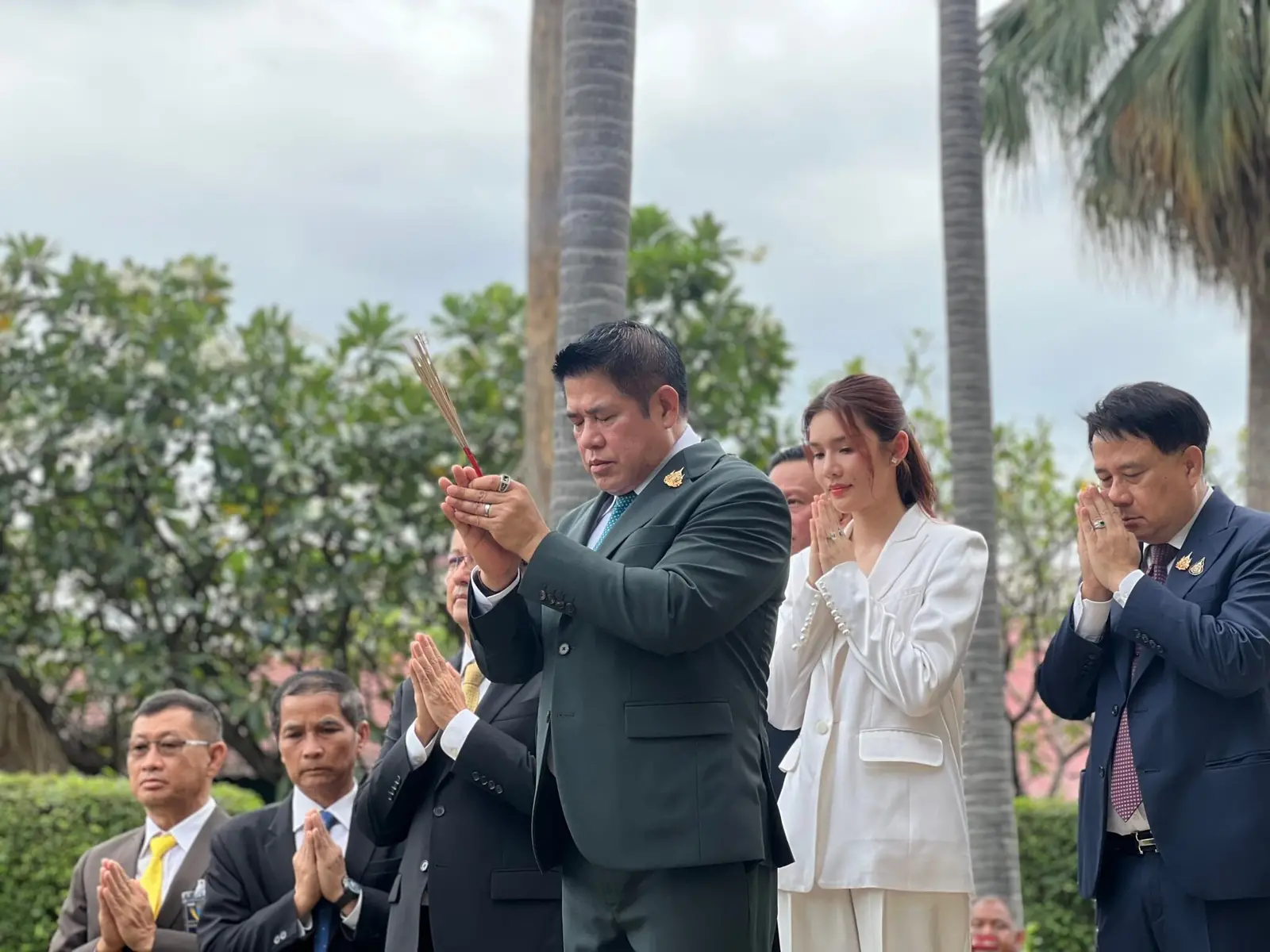 ‘ธรรมนัส​’ สวมสูทเขียว​ ถือฤกษ์​ดีเข้าสักการะสิ่งศักดิ์สิทธิ์​ทำเนียบรัฐบาล​ สวดบทเปิด​ 16 ชั้นฟ้า​ 15 ชั้นดิน​
