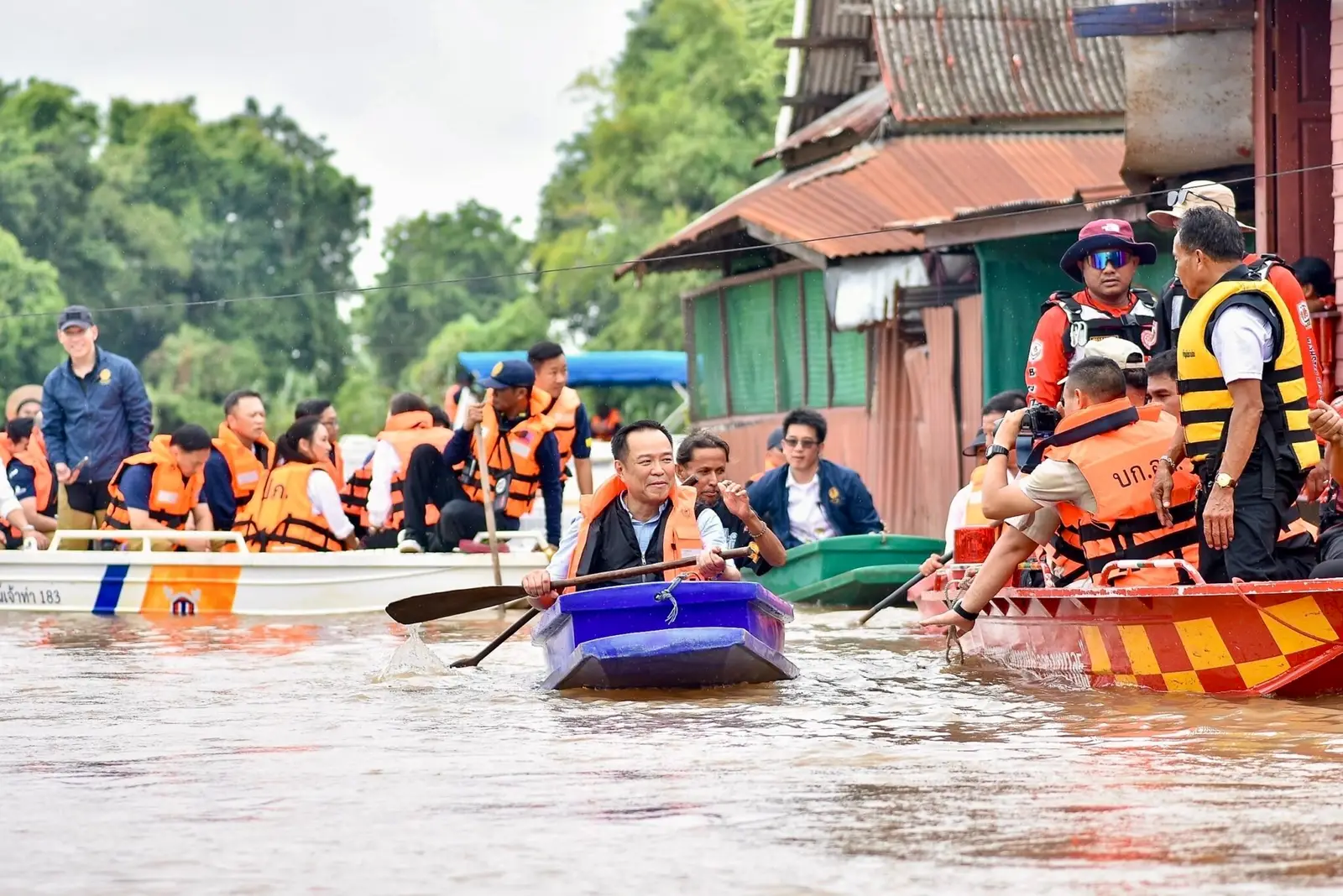 ‘อนุทิน’พายเรือแจกถุงยังชีพ ใส่รองเท้าบูท ลุยน้ำท่วมเยี่ยมบ้านชาวบางบาล