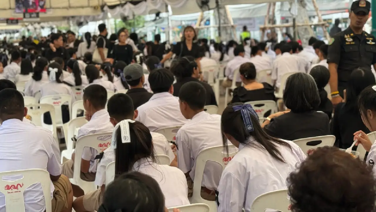 ประชาชนหลั่งไหลเข้ากราบถวายบังคมพระบรมศพ ‘พระพันปีหลวง’
