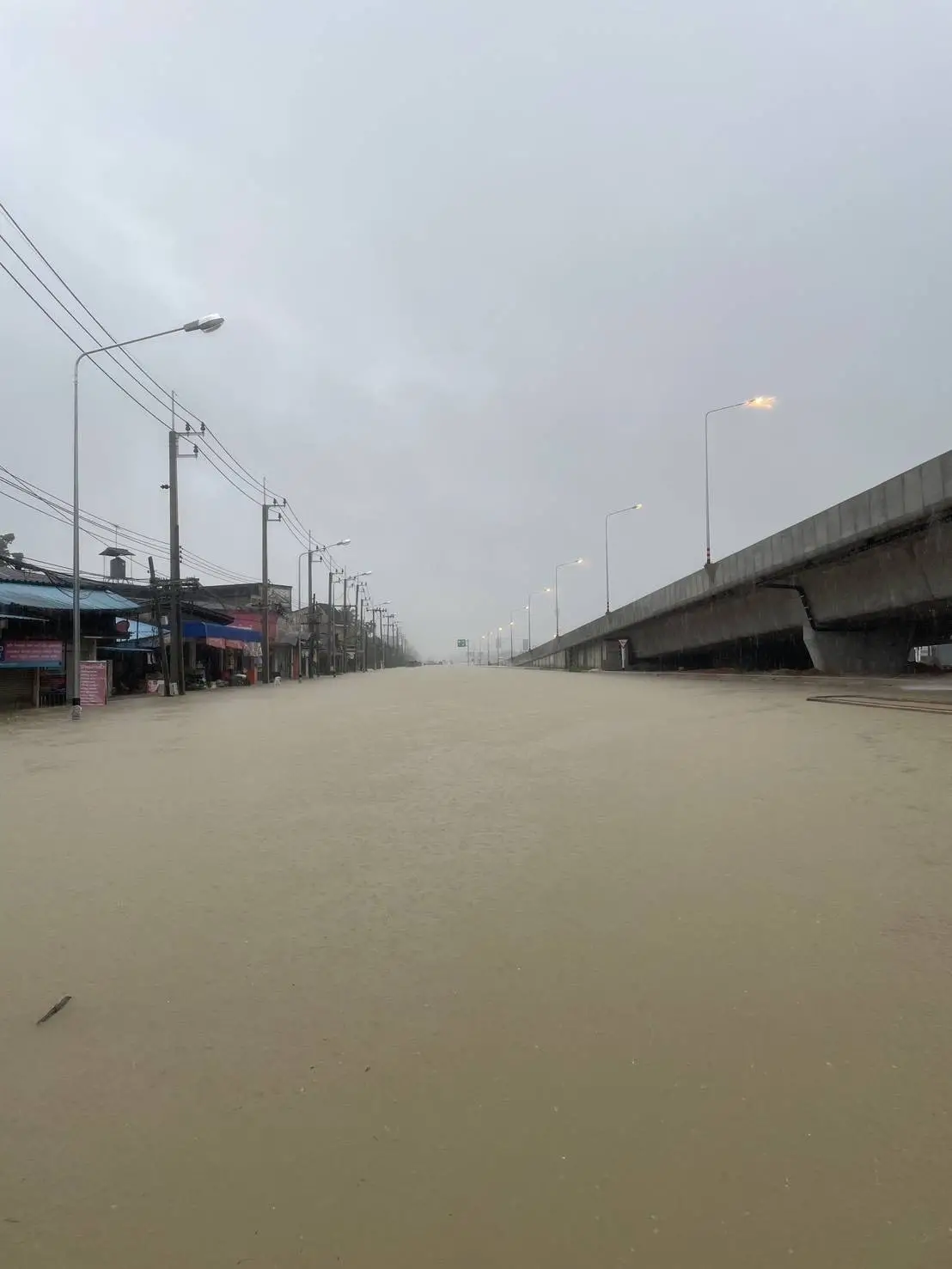 'บขส.' หยุดเดินรถชั่วคราว 5 เส้นทางภาคใต้ 'หาดใหญ่' น้ำท่วมสูง รถวิ่งผ่านไม่ได้