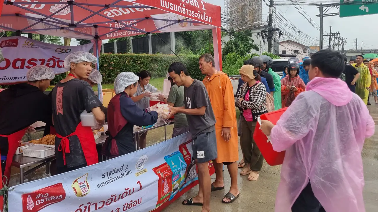 CPCRT ผนึกกำลัง CP Land ส่งมอบ 'ข้าวไข่เจียวตราฉัตร' ช่วยเหลือผู้ประสบภัยน้ำท่วม ต.ควนลัง อ.หาดใหญ่ จ.สงขลา