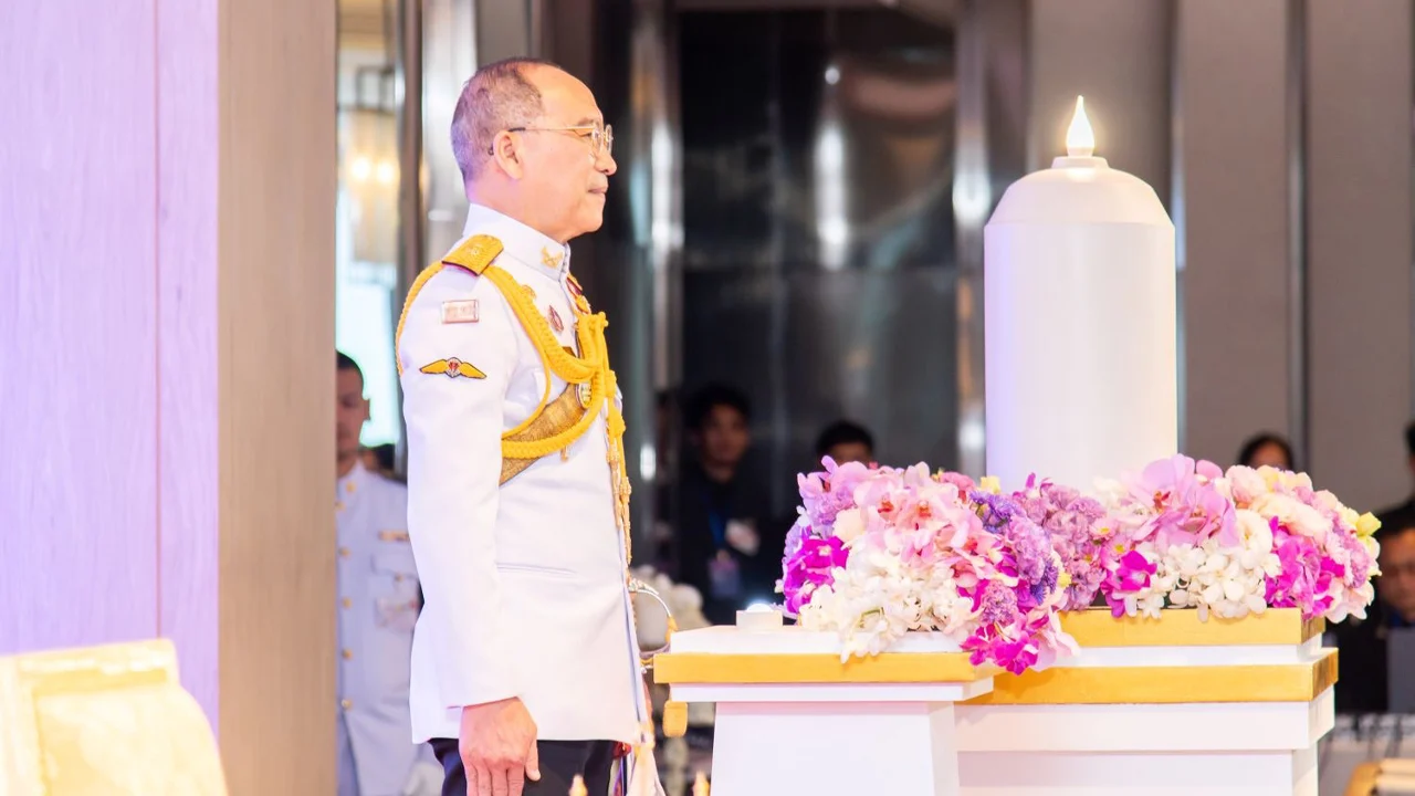 ผู้บริหาร – ศิลปิน บริษัท ที แอนด์ บี มีเดียโกลบอล เข้ารับประทานเหรีญที่ระลึกในงาน 'เทียนส่องใจ'