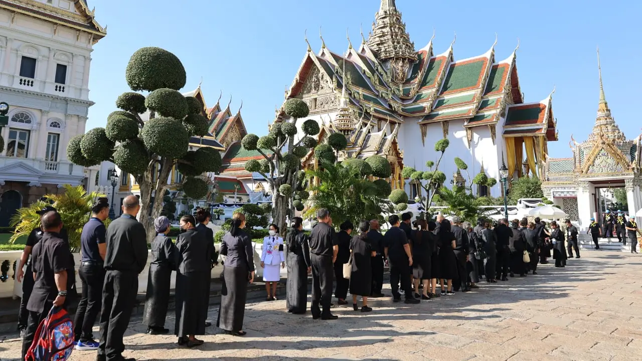พสกนิกรทุกหมู่เหล่า เข้ากราบถวายบังคมพระบรมศพ ‘สมเด็จพระพันปีหลวง’