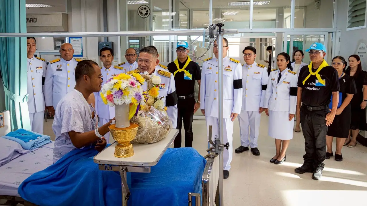 ‘ในหลวง-พระราชินี’ ทรงรับทหารบาดเจ็บเป็นคนไข้ในพระบรมราชานุเคราะห์