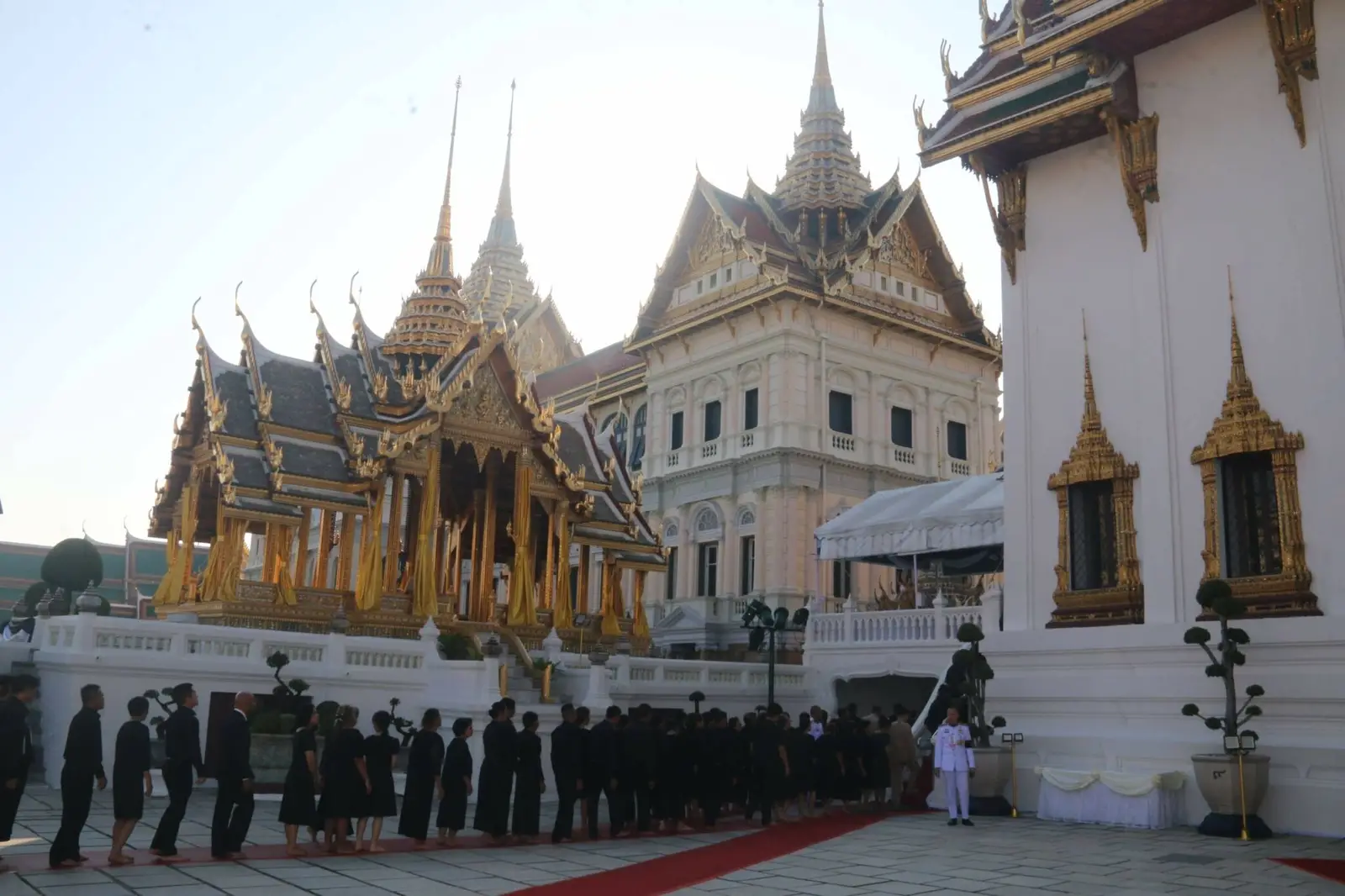 พสกนิกร ทยอยเดินทางเข้ากราบถวายบังคม พระบรมศพ สมเด็จพระพันปีหลวง