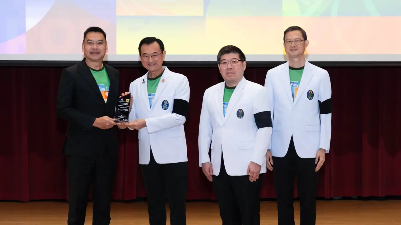 เอไอเอ ประเทศไทย รับโล่เกียรติคุณในฐานะผู้ให้การสนับสนุนโครงการ เดิน วิ่ง ปั่น ป้องกันอัมพาต ครั้งที่ 11