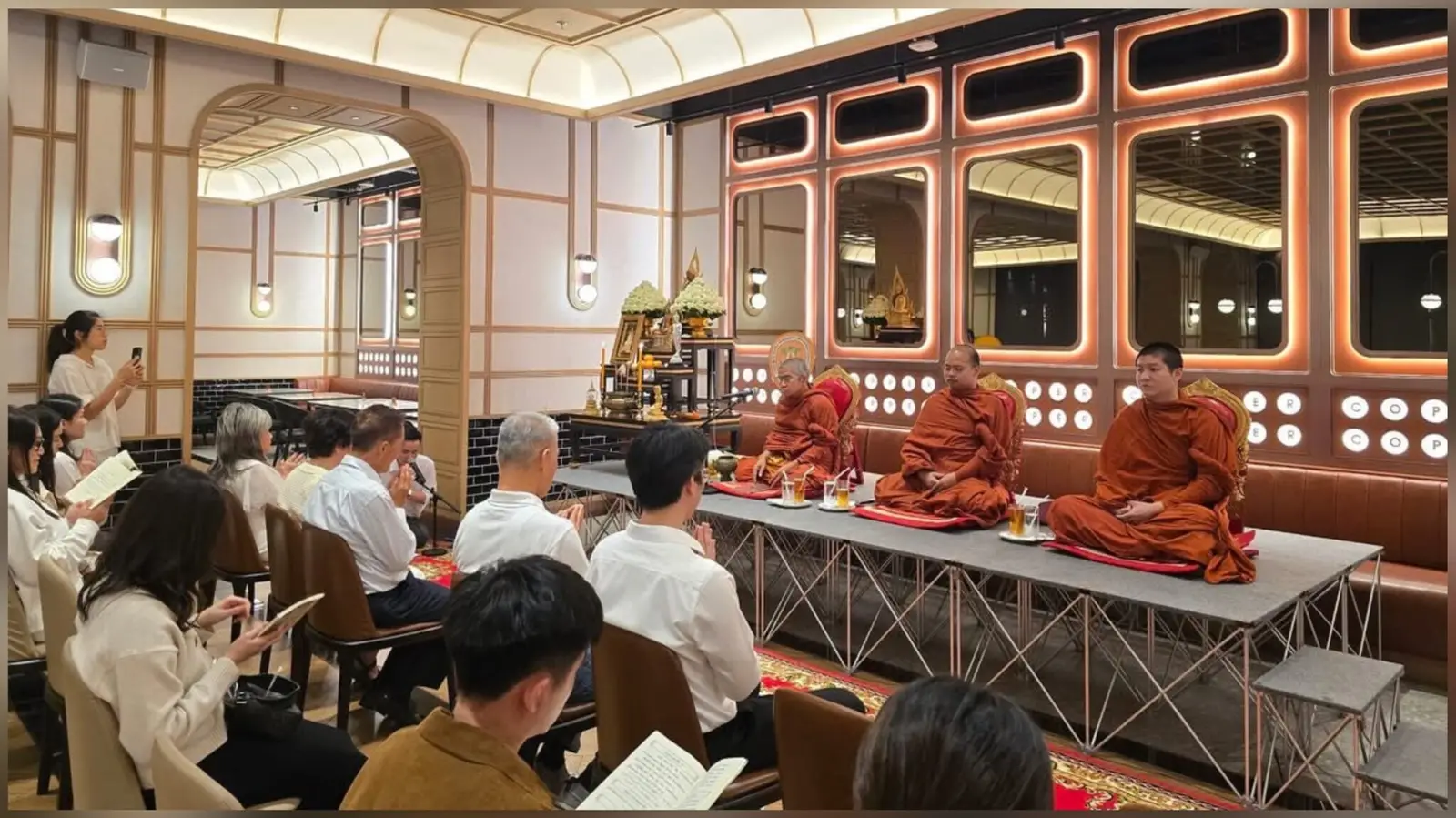 ร้านบุฟเฟต์ดัง ร่วมกับ ‘คณะสงฆ์วัดนายโรง’ จัดสวดมนต์ข้ามปี เสริมสิริมงคลให้ลูกค้า-พนักงาน