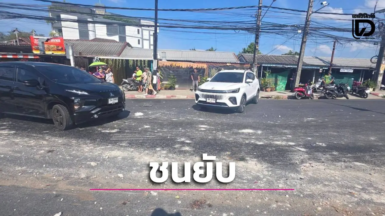 สลด! กระบะหลับในพุ่งชนกลางสี่แยกกมลา จยย.ล้ม หญิงเสียชีวิต 1 เจ็บสาหัส 1